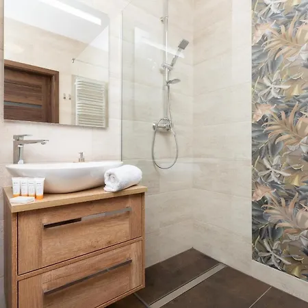 Plac Unii By Renters Apartment