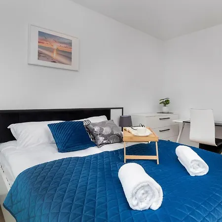 Plac Unii By Renters Apartment